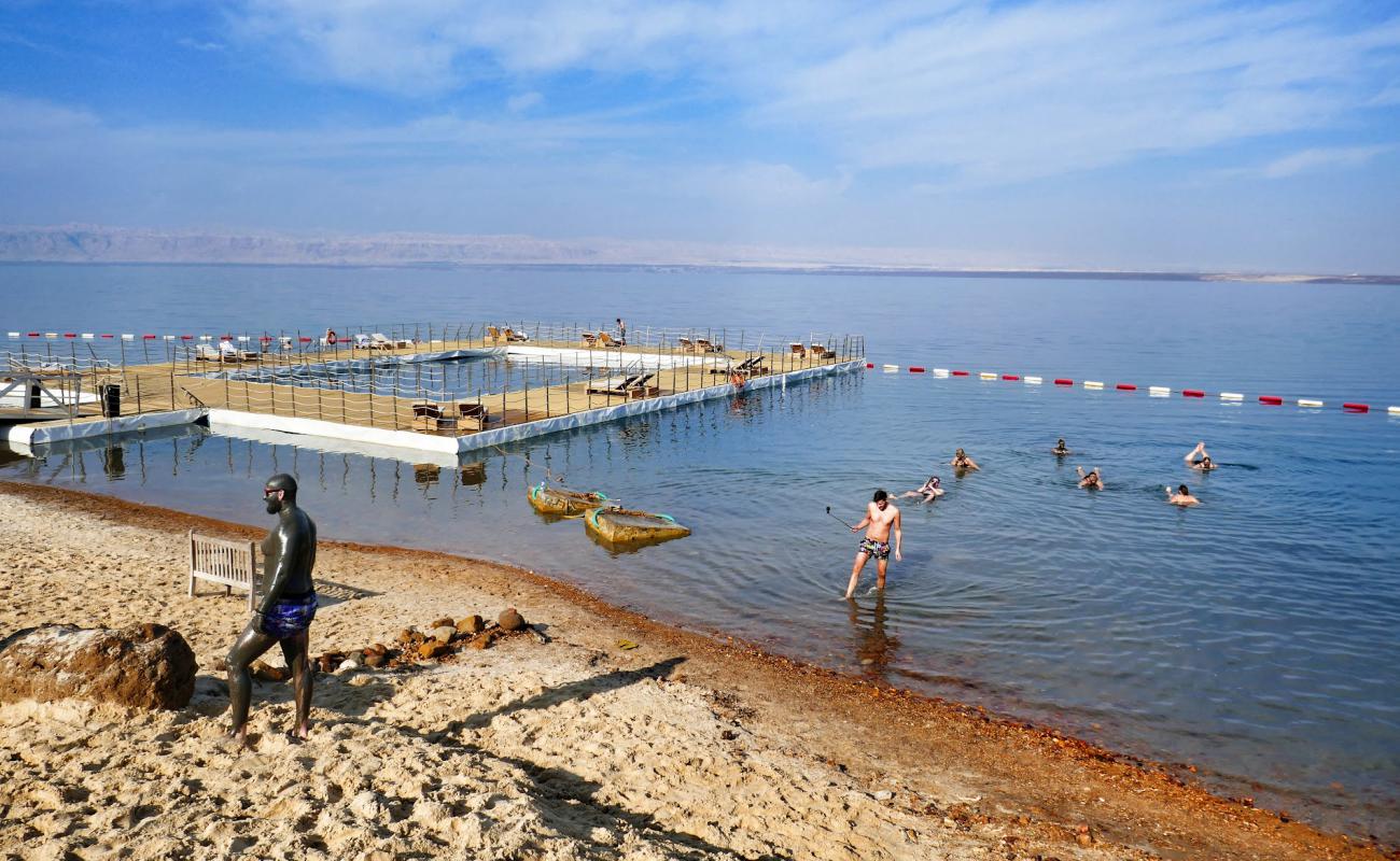 Hilton Dead Sea Beach'in fotoğrafı açık bej kum yüzey ile