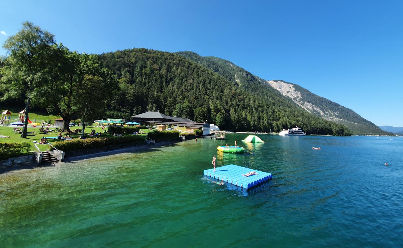 Pertisau Plajı'in fotoğrafı gri çakıl taşı yüzey ile