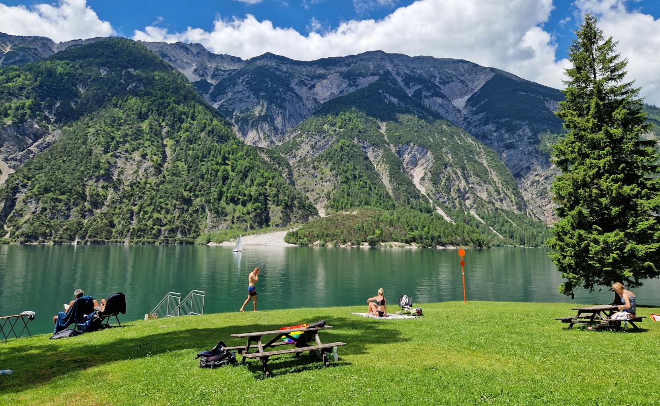 Achensee Camping'in fotoğrafı çim yüzey ile