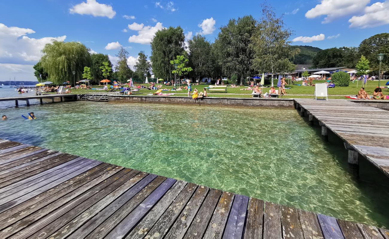 Strandbad Weyregg'in fotoğrafı çim yüzey ile