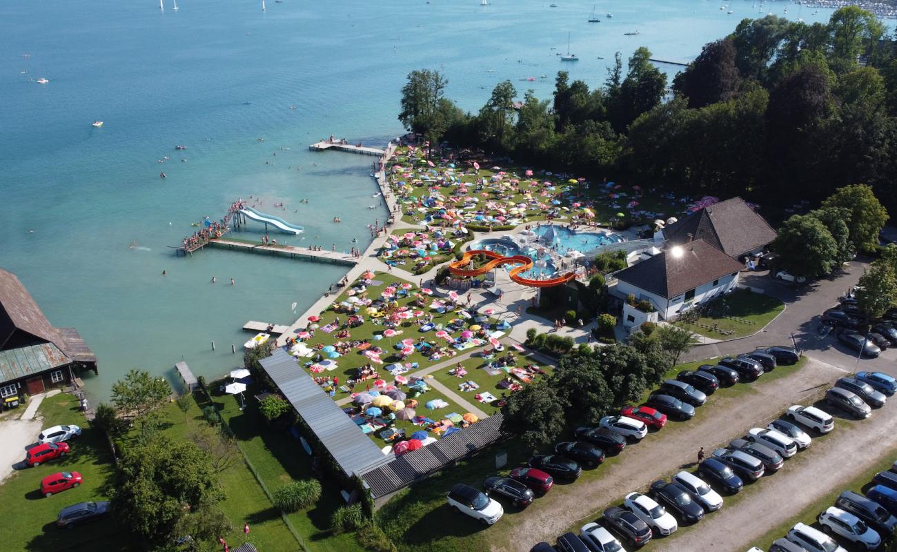 Erlebnisbad Attersee'in fotoğrafı çim yüzey ile