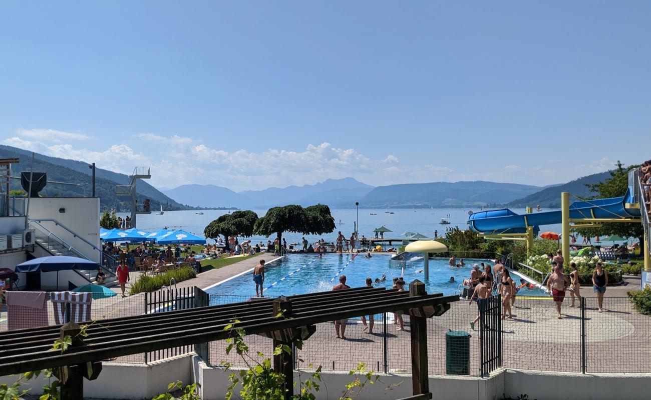 Strandbad Seewalchen'in fotoğrafı çim yüzey ile