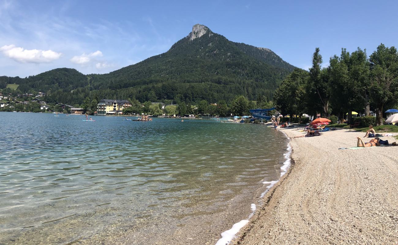 Fuschlseebad'in fotoğrafı gri çakıl taşı yüzey ile