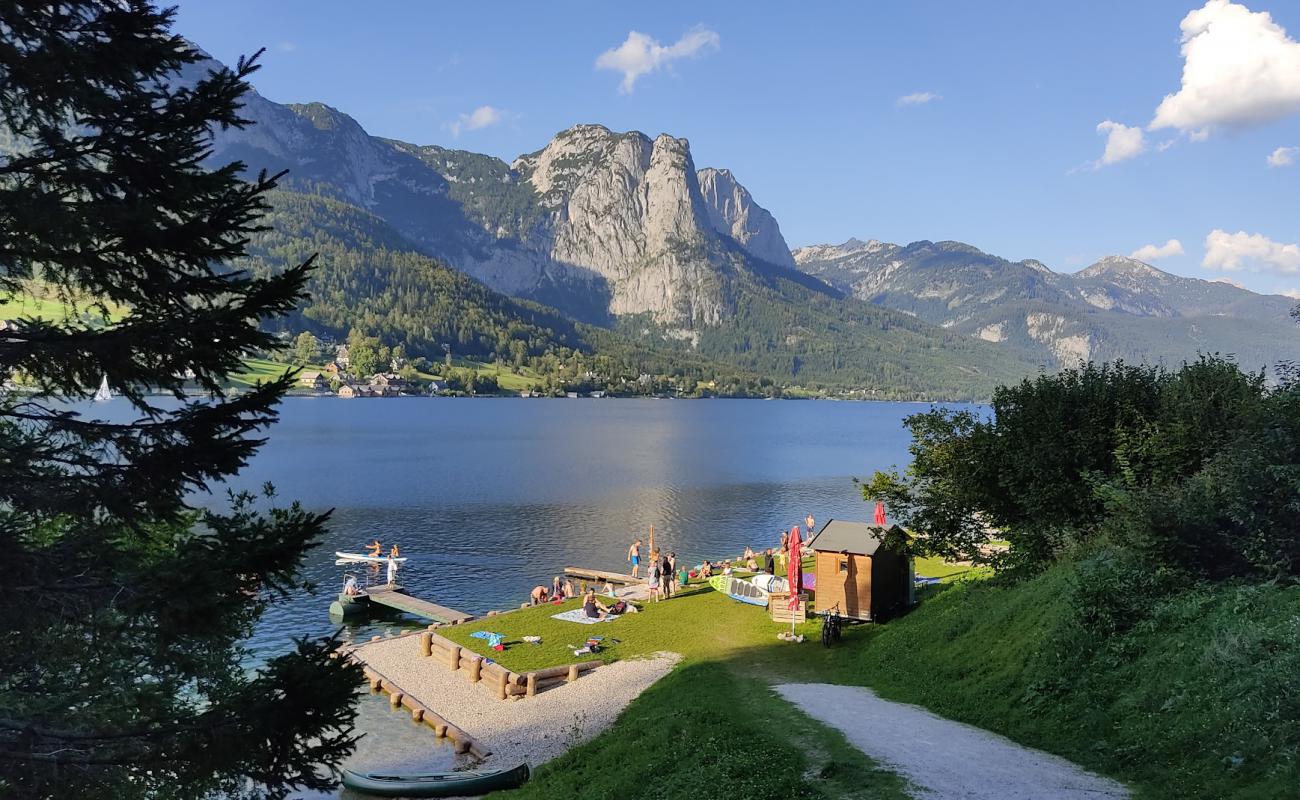 Freibad Grundlsee'in fotoğrafı çim yüzey ile