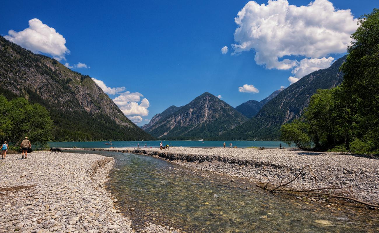 Flussmundung Heiterwanger See'in fotoğrafı taşlar yüzey ile