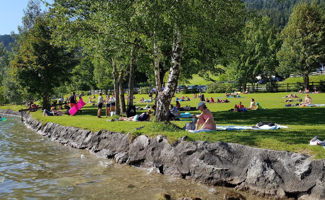 Strandbad Hintersteinersee'in fotoğrafı çim yüzey ile