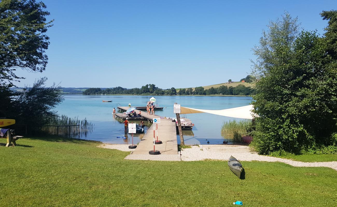 Strandbad Gebertsham'in fotoğrafı çim yüzey ile