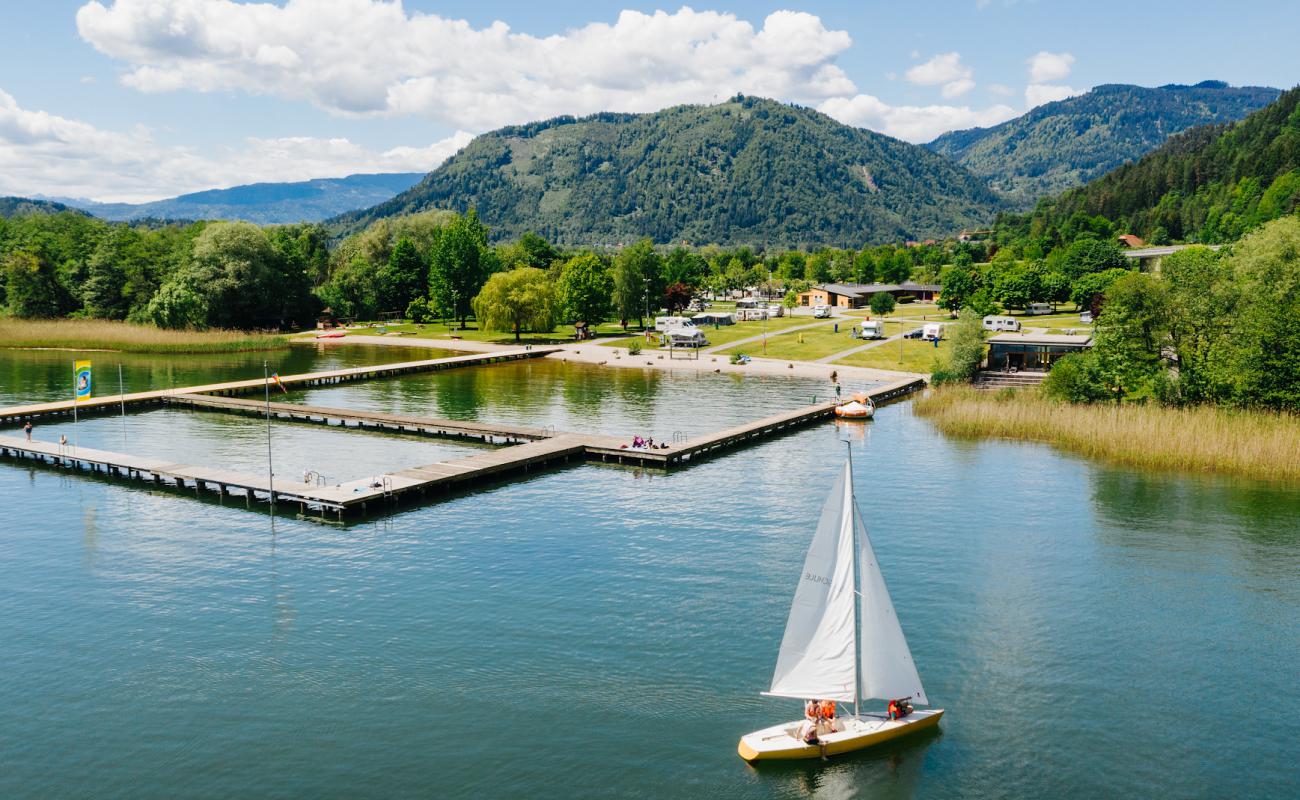 Seebad Ossiacher See'in fotoğrafı hafif ince çakıl taş yüzey ile