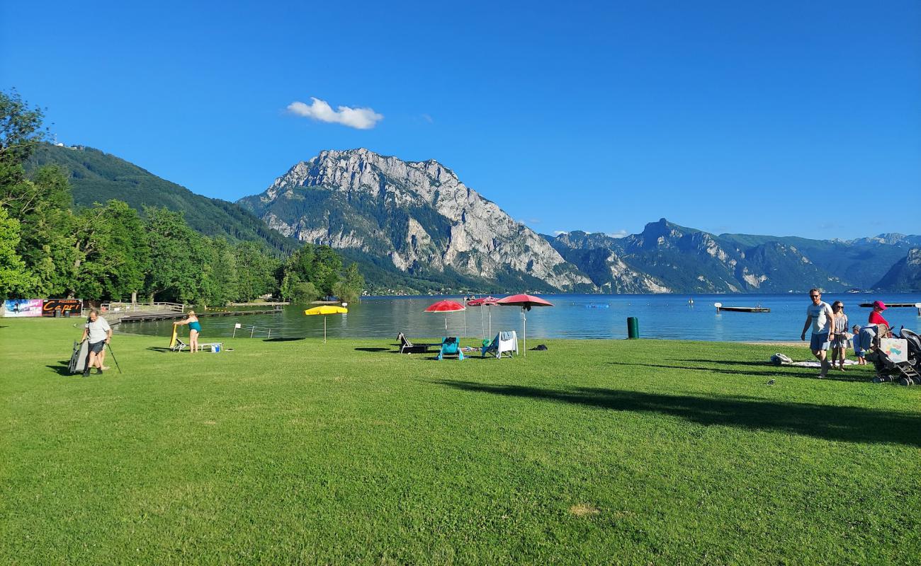 Gmundner Strandbad'in fotoğrafı çim yüzey ile