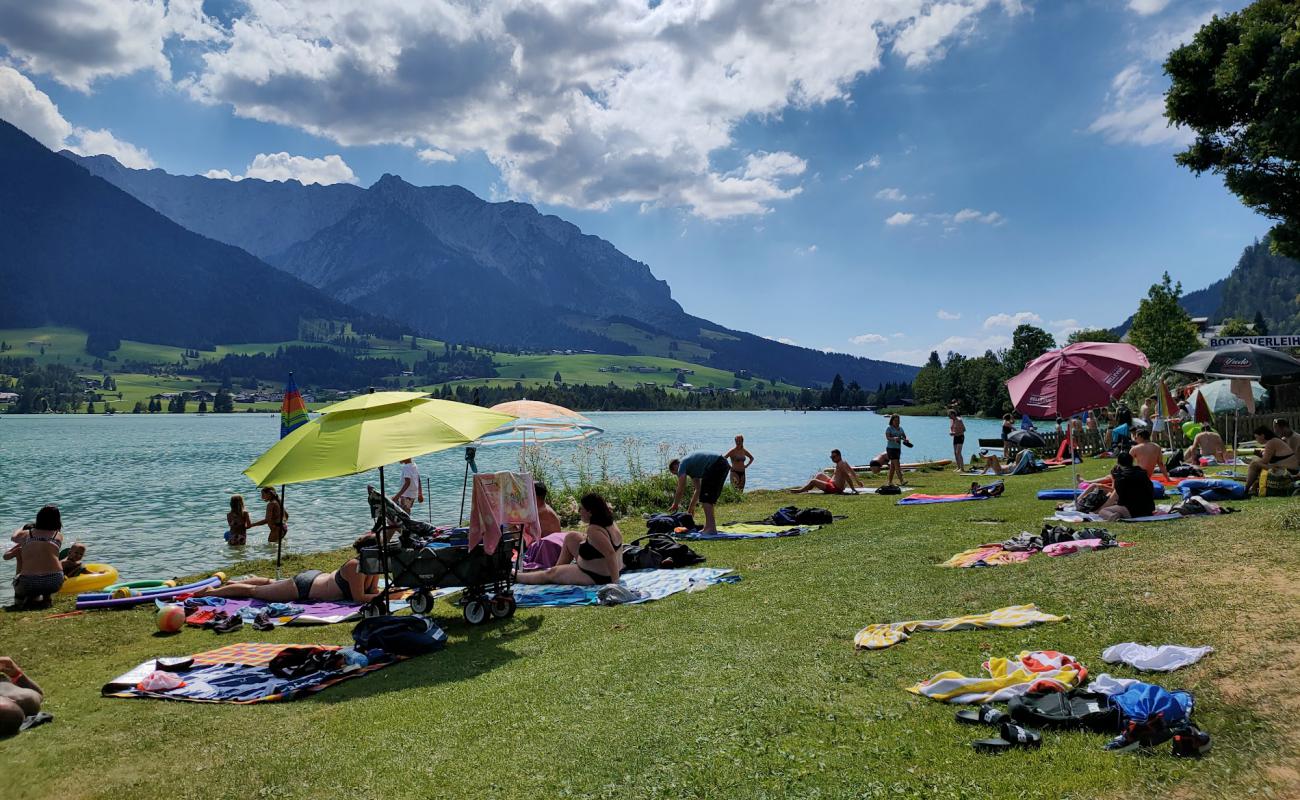 Badestrand Walchsee Ostufer'in fotoğrafı çim yüzey ile