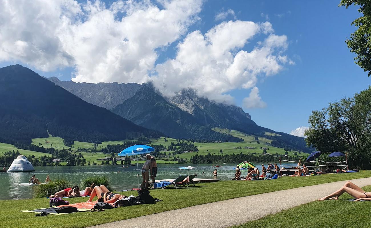 Promenade Walchsee Badestelle'in fotoğrafı çim yüzey ile
