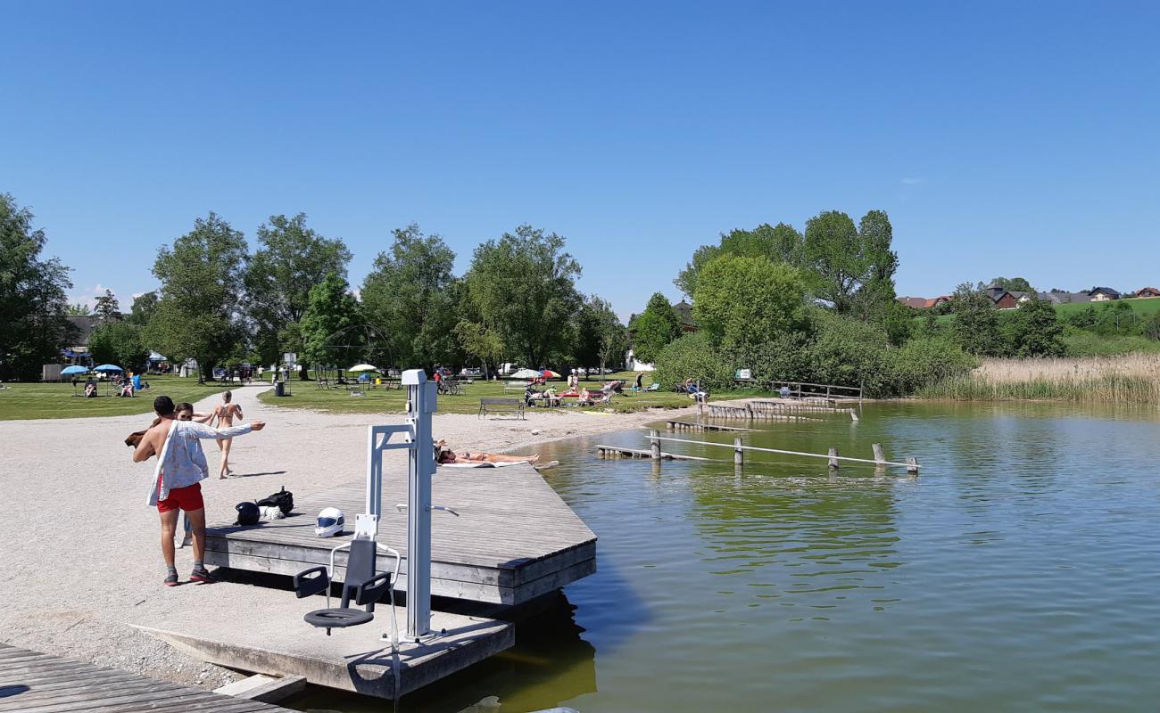 Strandbad Seekirchen'in fotoğrafı çim yüzey ile