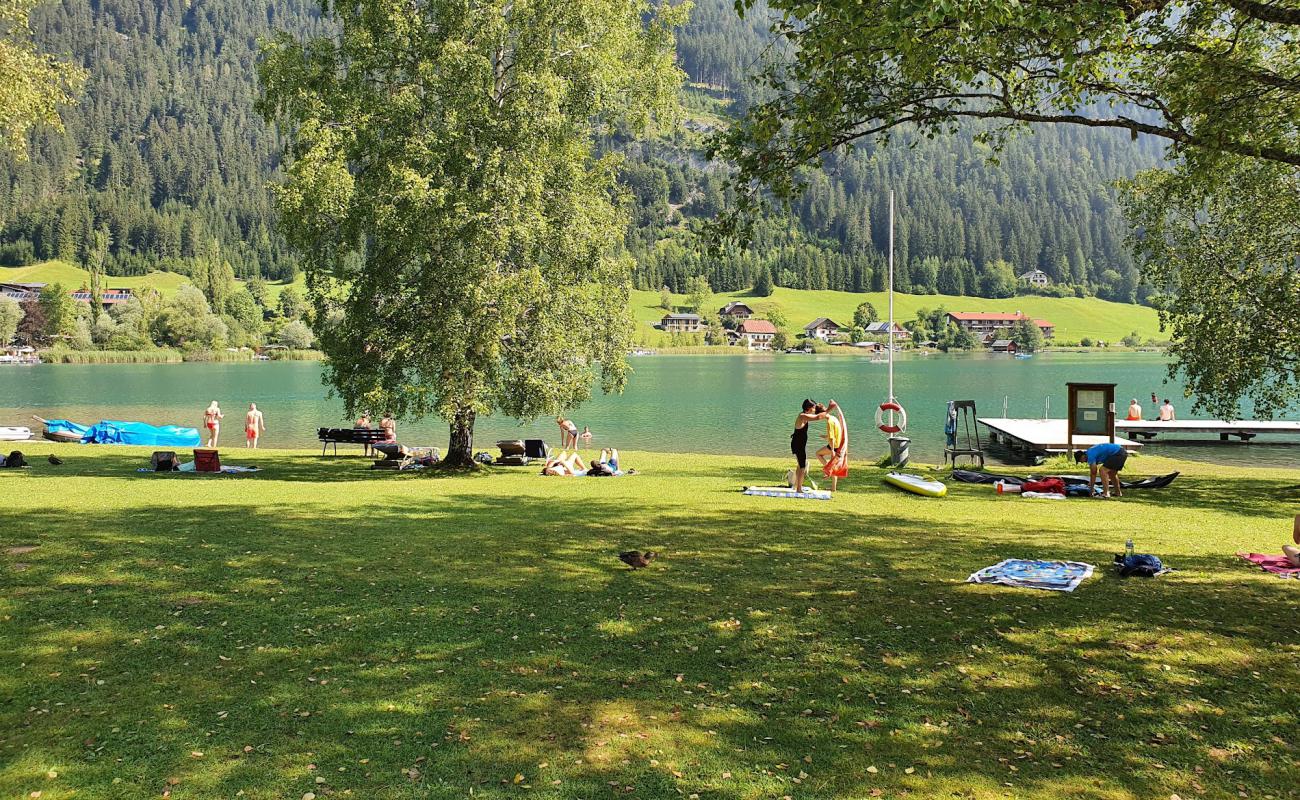 Strandbad Weissensee'in fotoğrafı çim yüzey ile