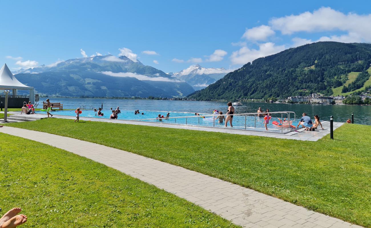 Strandbad Thumersbach'in fotoğrafı çim yüzey ile