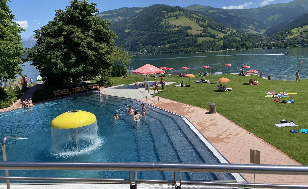 Strandbad Zell am See'in fotoğrafı çim yüzey ile