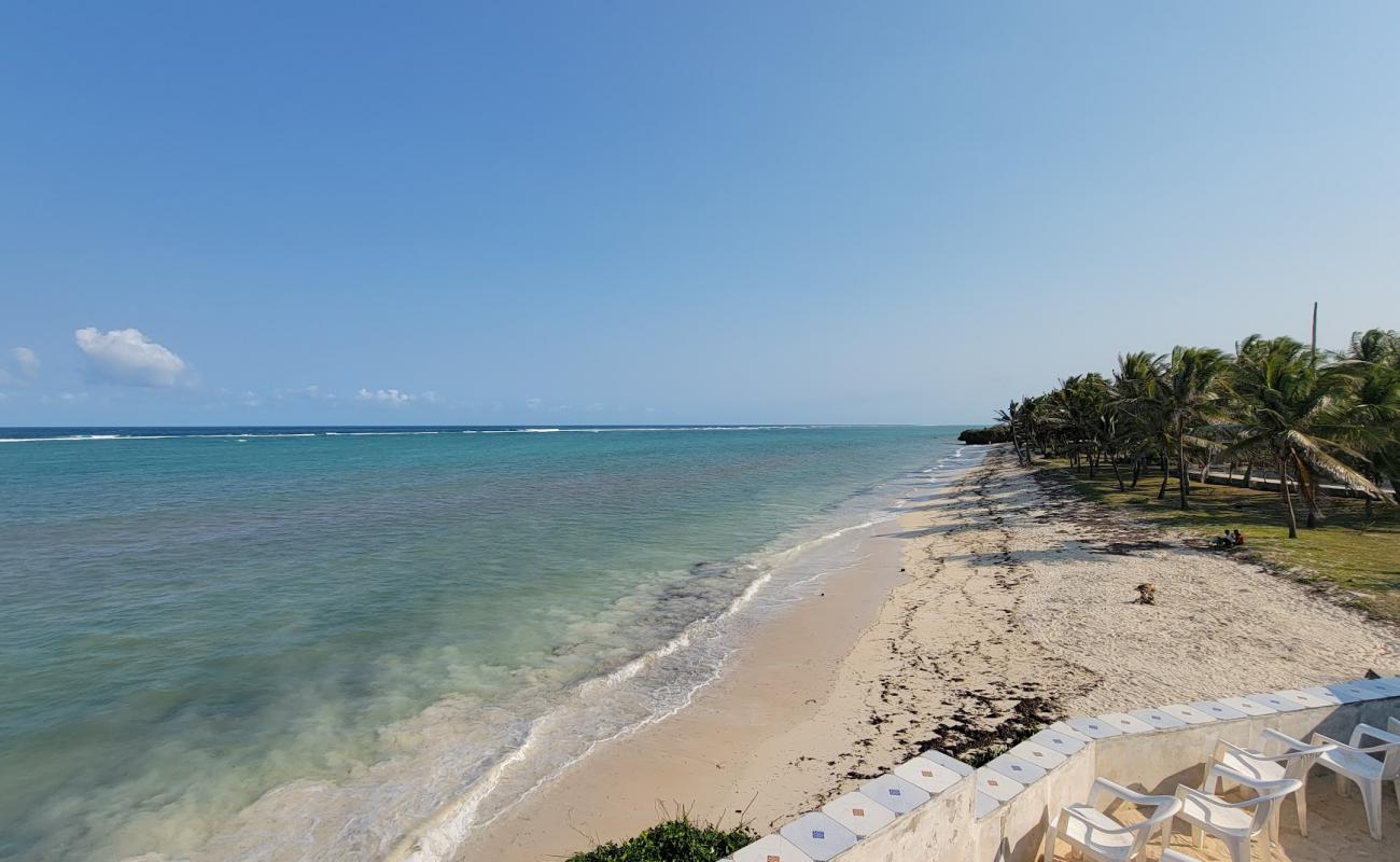 Kikambala beach'in fotoğrafı beyaz ince kum yüzey ile