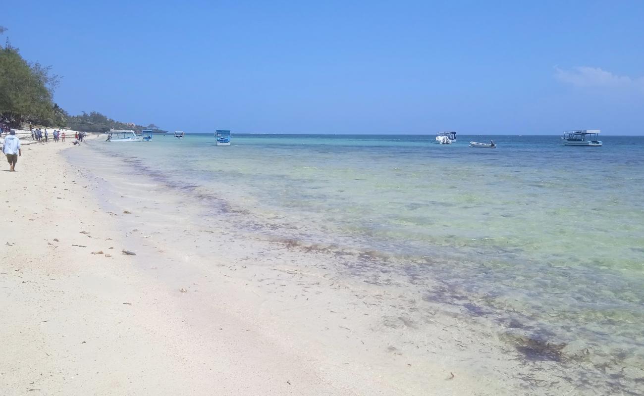 Shanzu Beach'in fotoğrafı parlak ince kum yüzey ile