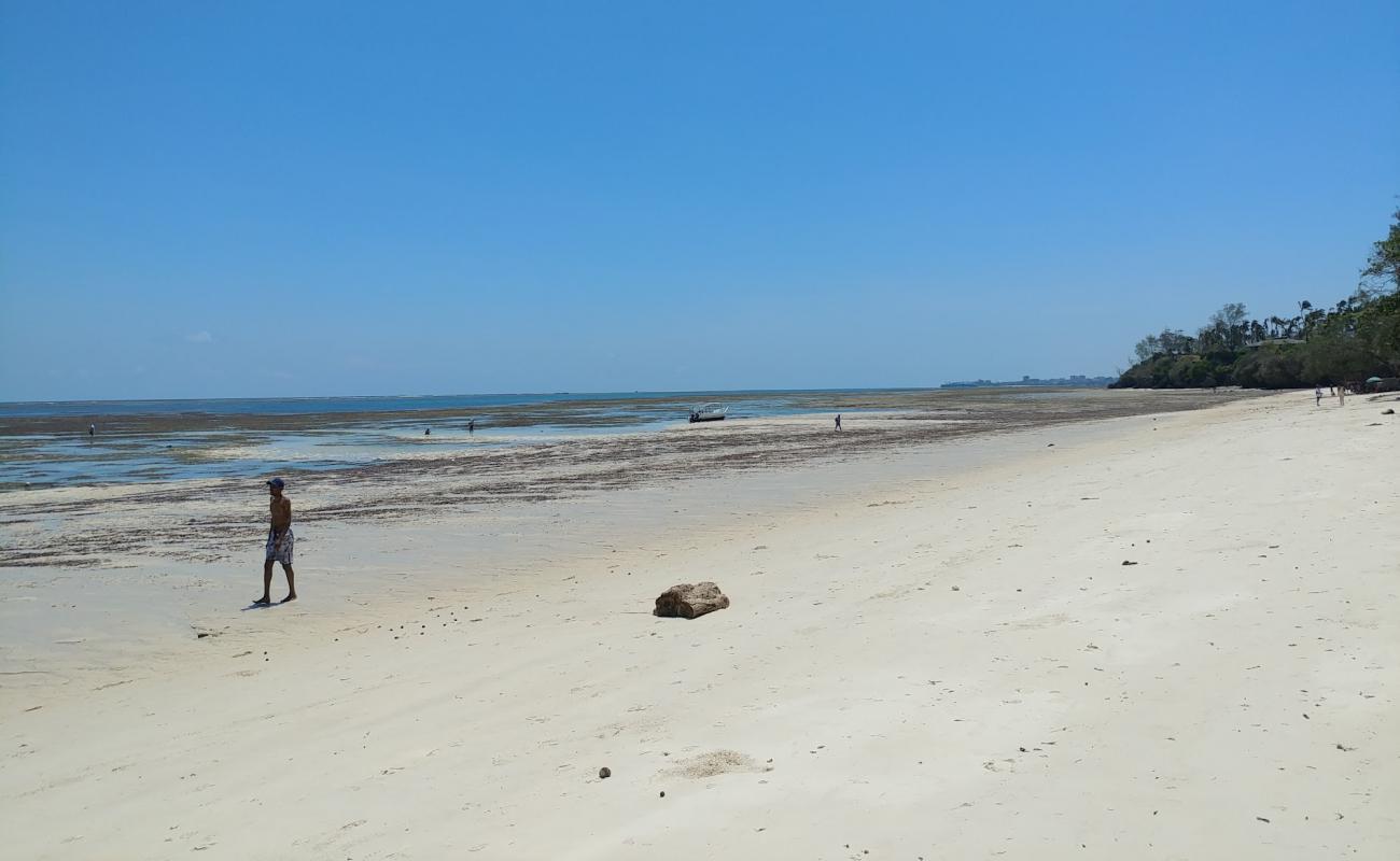 Jomo Kenyatta Beach'in fotoğrafı i̇nce beyaz kum yüzey ile