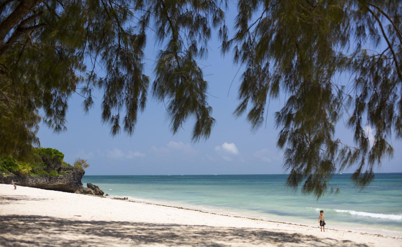 Kinondo Shwari Beach'in fotoğrafı açık bej kum yüzey ile