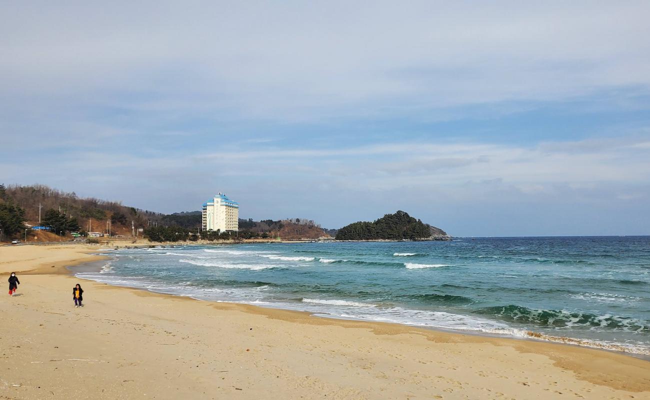 Daejin 1 Lee Beach'in fotoğrafı açık bej kum yüzey ile