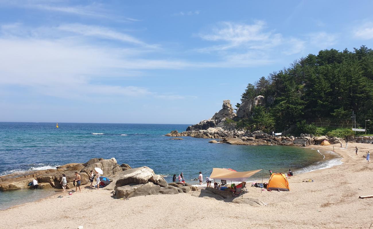 Ghazin Beach'in fotoğrafı parlak kum yüzey ile