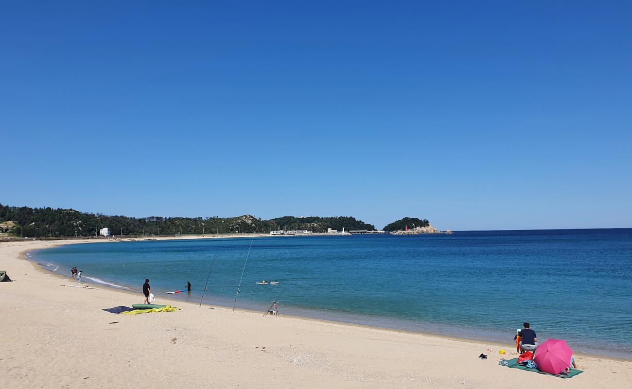 Gonghyeonjin Beach'in fotoğrafı parlak kum yüzey ile