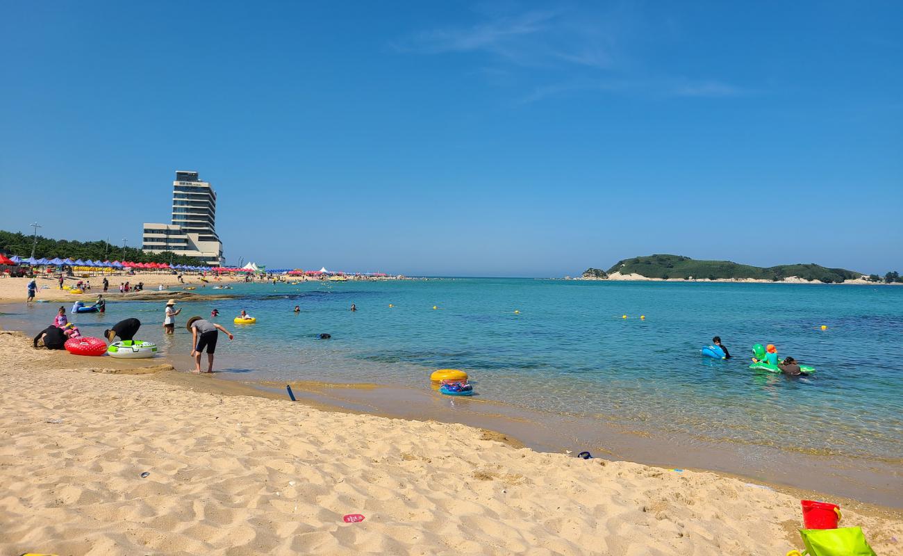 Songjiho Beach'in fotoğrafı açık bej kum yüzey ile