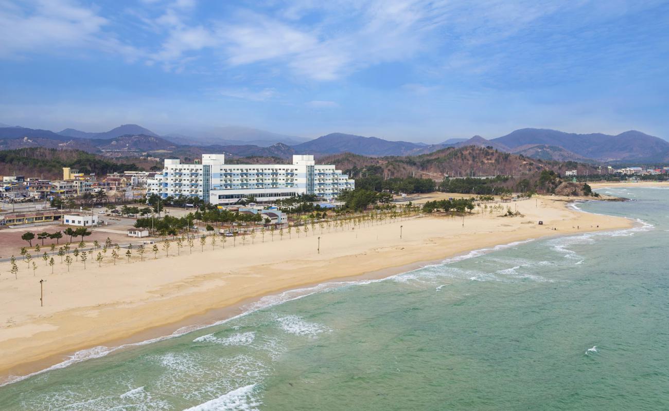 Sampo Beach'in fotoğrafı parlak kum yüzey ile