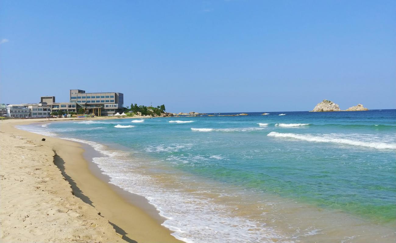 Jajakdo Beach'in fotoğrafı parlak kum yüzey ile