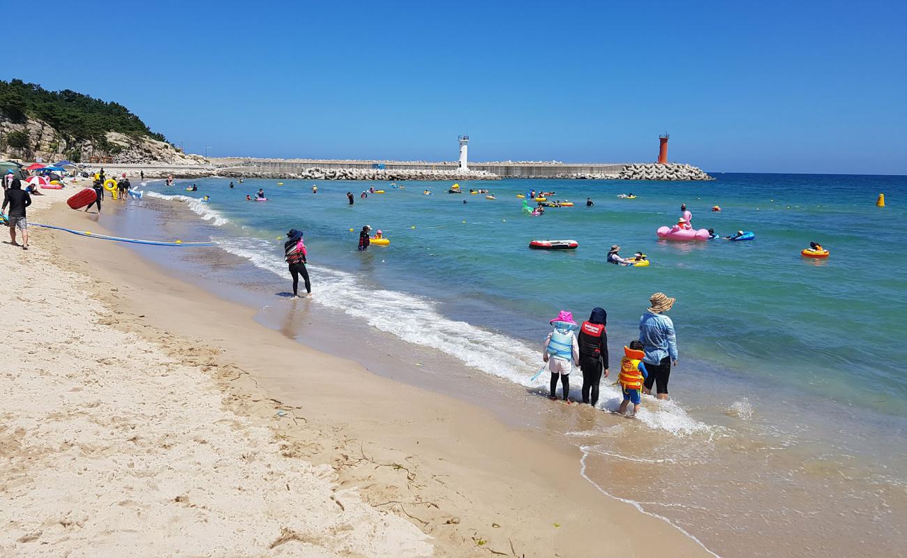 Baekdo Beach'in fotoğrafı parlak kum yüzey ile