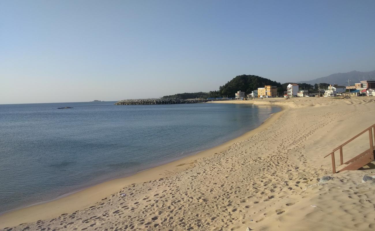 Gyoam Beach'in fotoğrafı parlak kum yüzey ile