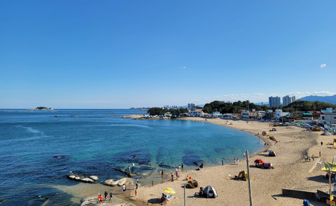 Cheonggan Beach'in fotoğrafı parlak kum yüzey ile