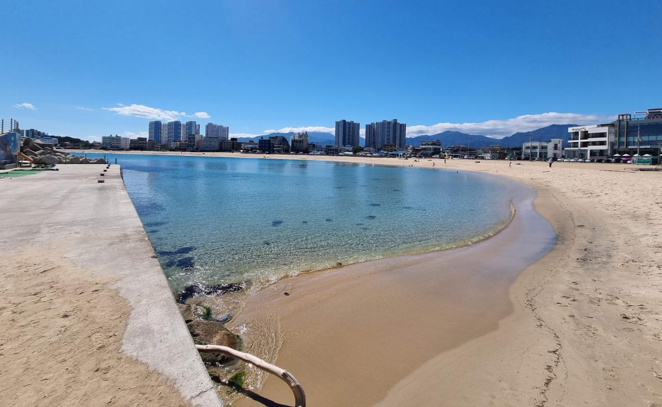 Tianjin Beach'in fotoğrafı parlak kum yüzey ile