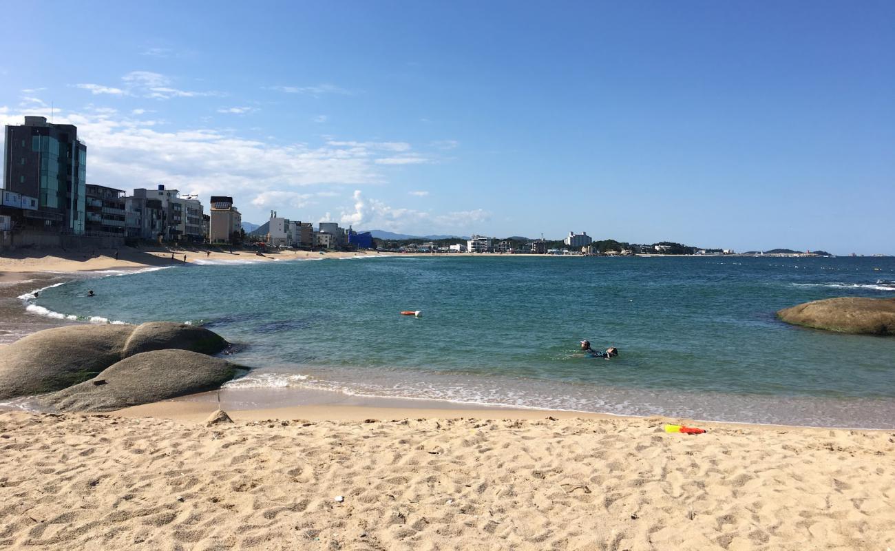 Bongpo Beach'in fotoğrafı parlak kum yüzey ile