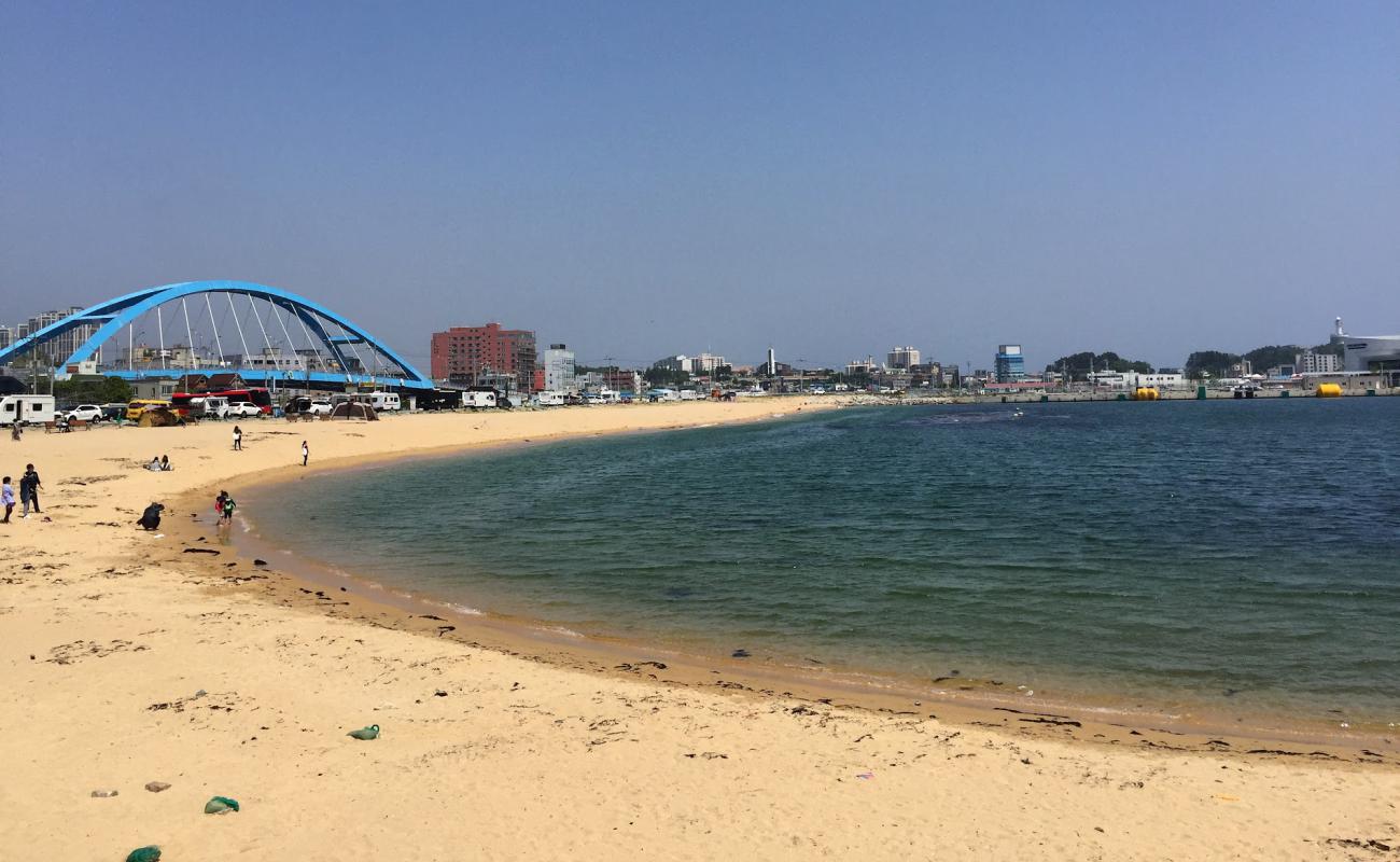 Cheongho Beach'in fotoğrafı parlak kum yüzey ile