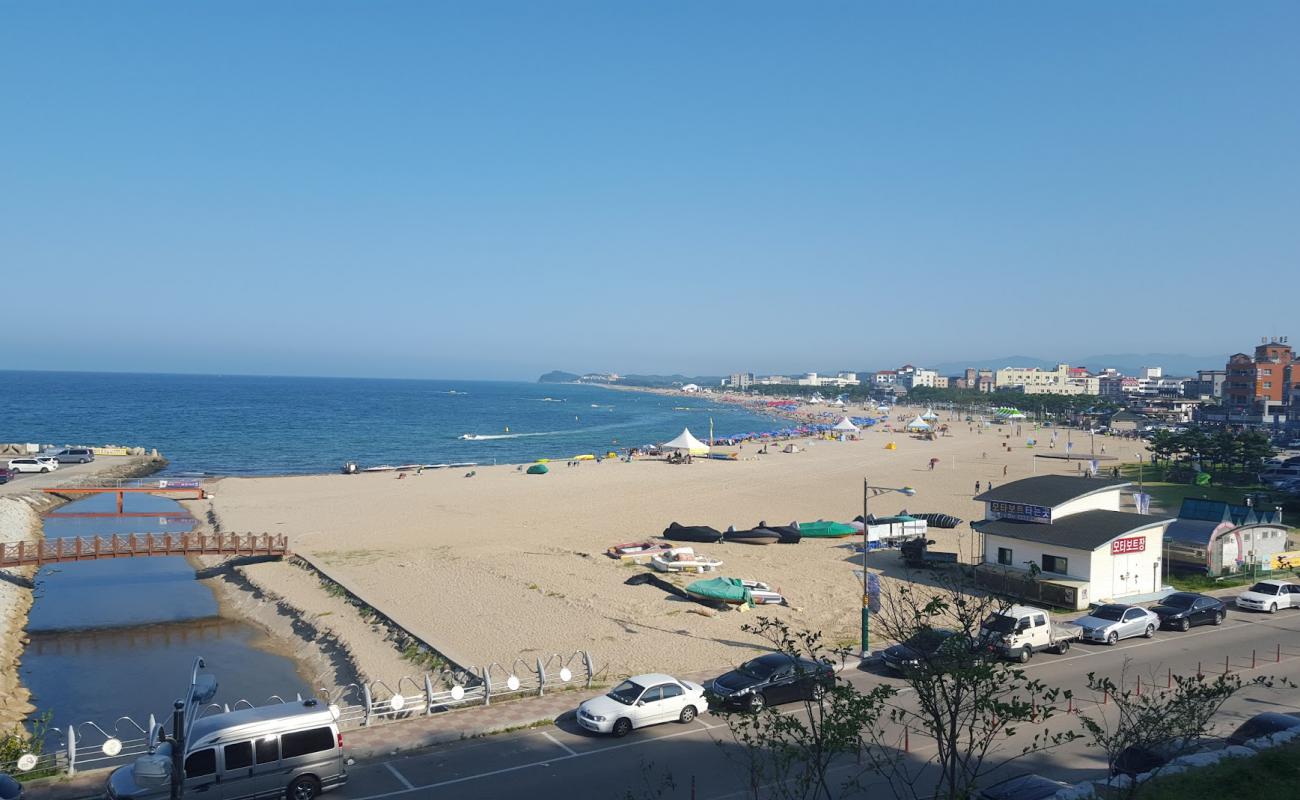 Seorak Beach'in fotoğrafı açık bej kum yüzey ile