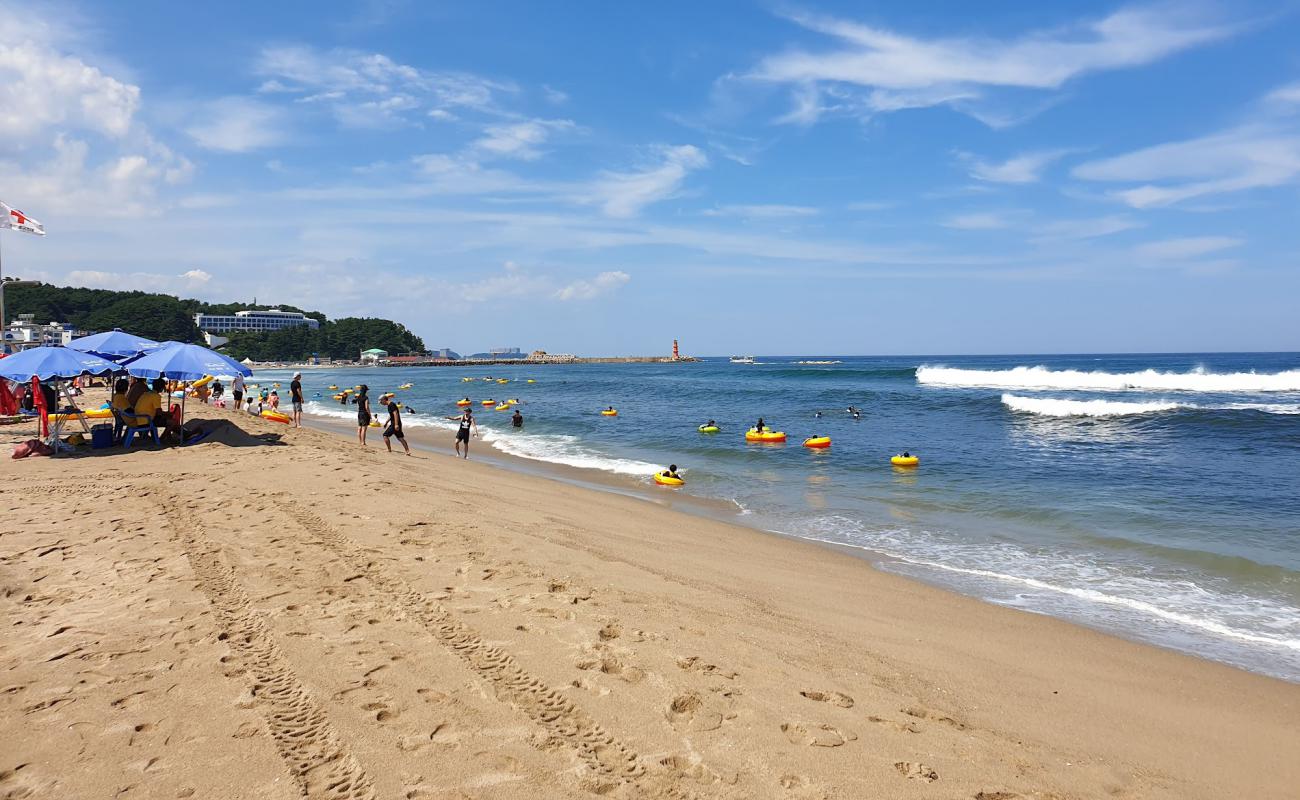 Naksan Beach'in fotoğrafı parlak kum yüzey ile