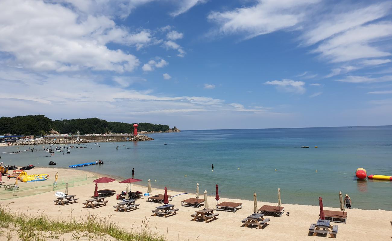 Knight Moon Beach'in fotoğrafı parlak kum yüzey ile