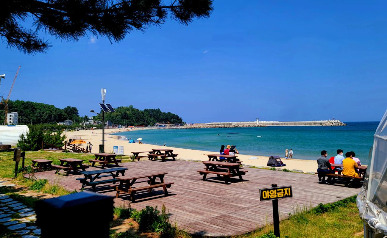 Jukdo Beach'in fotoğrafı açık bej kum yüzey ile