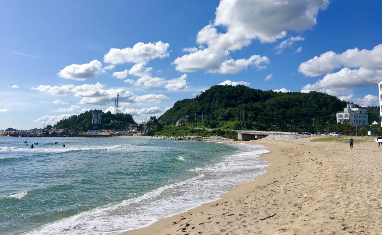 Ingu Beach'in fotoğrafı açık bej kum yüzey ile