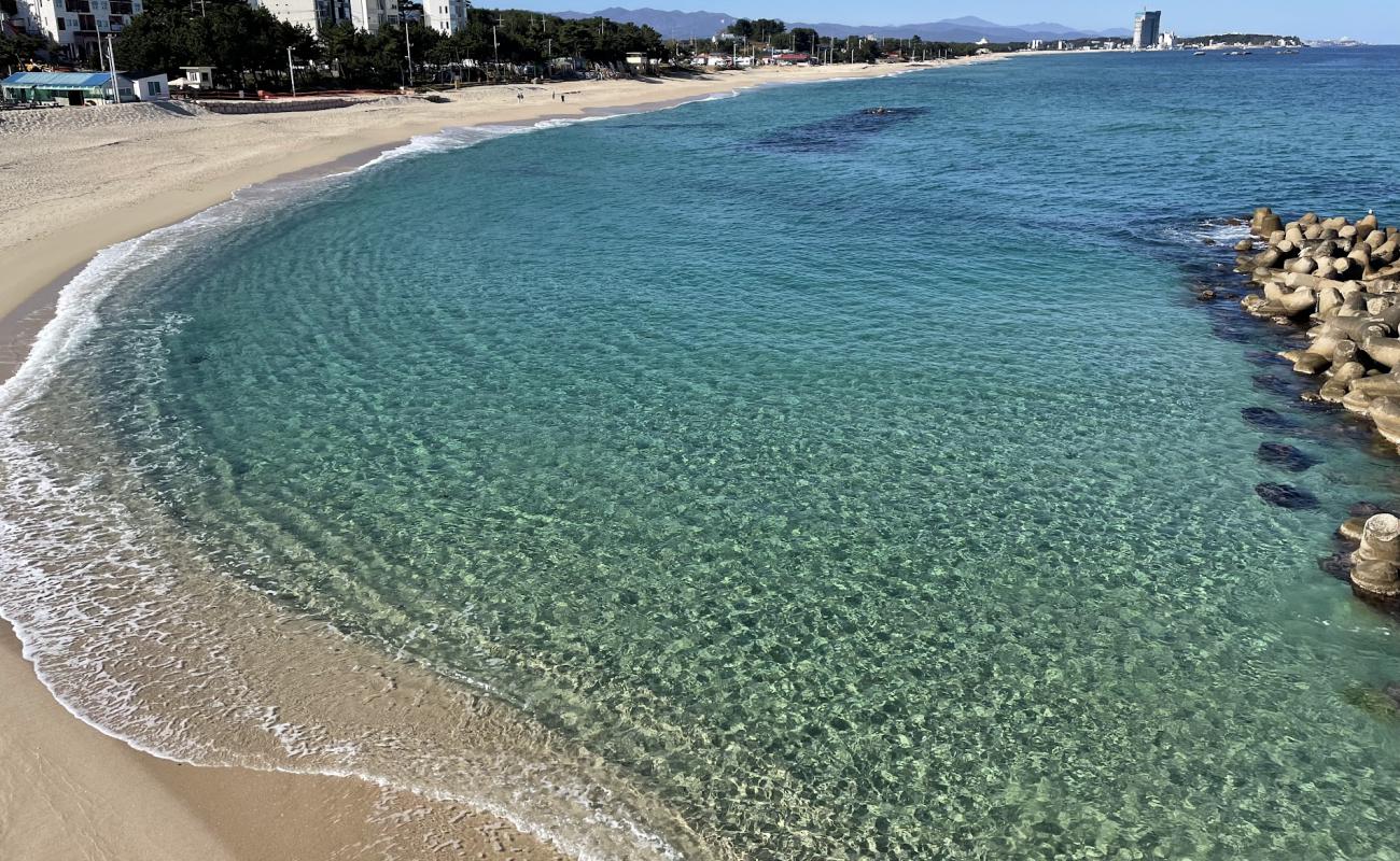 Yeongjin Beach'in fotoğrafı açık bej kum yüzey ile