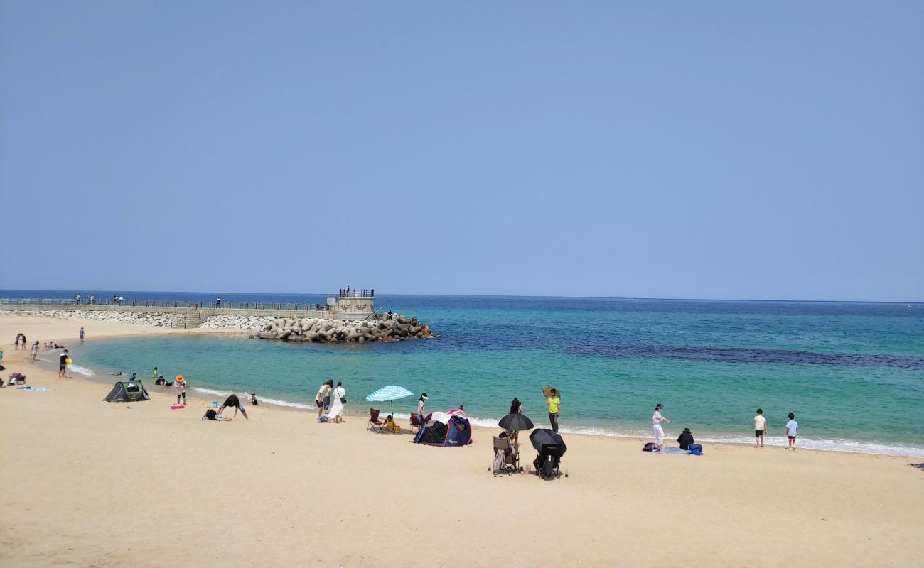 Gangmun Beach'in fotoğrafı açık bej kum yüzey ile