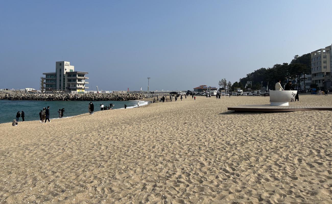 Anmok Beach'in fotoğrafı açık bej kum yüzey ile