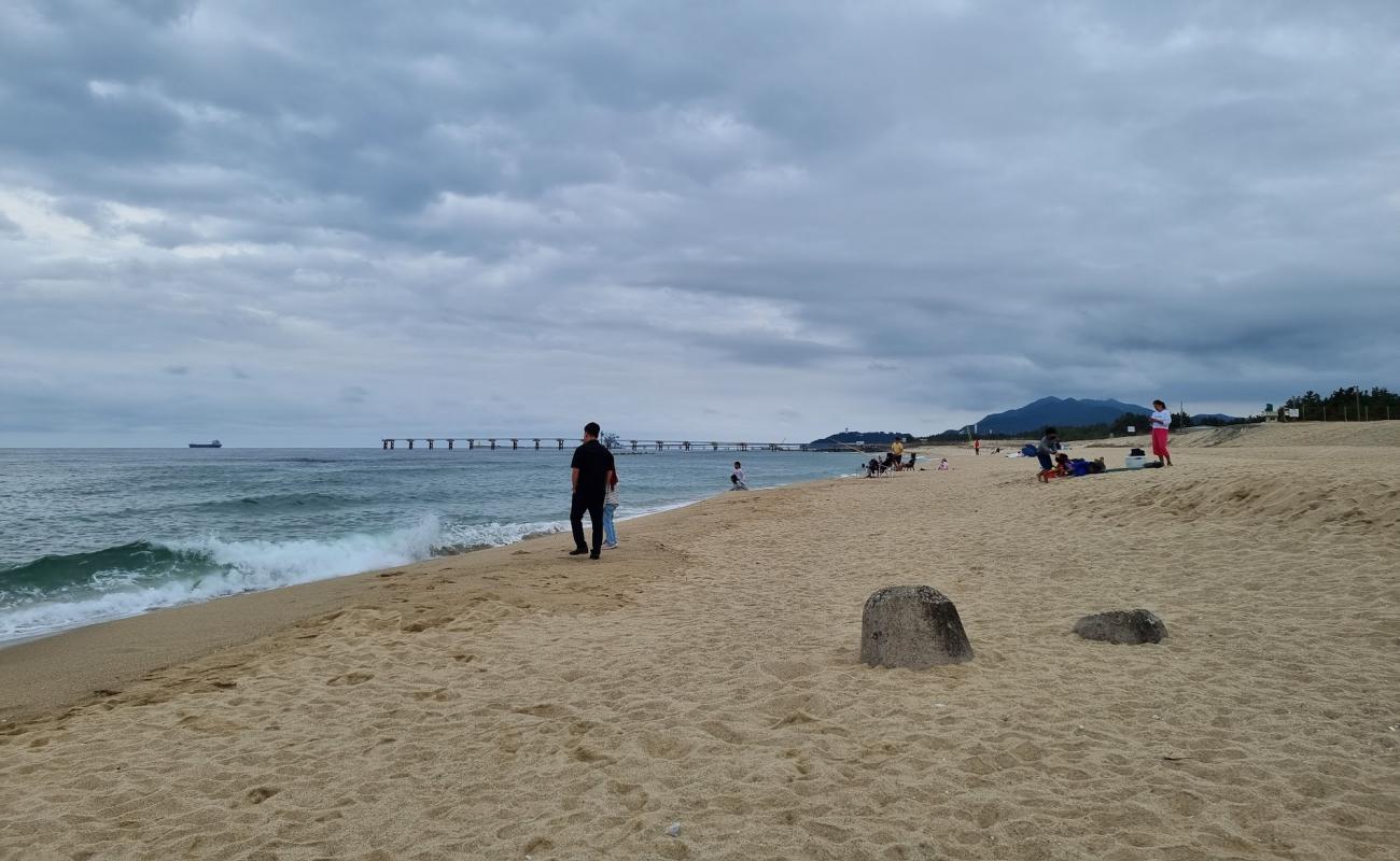 Namhangjin Beach'in fotoğrafı parlak kum yüzey ile