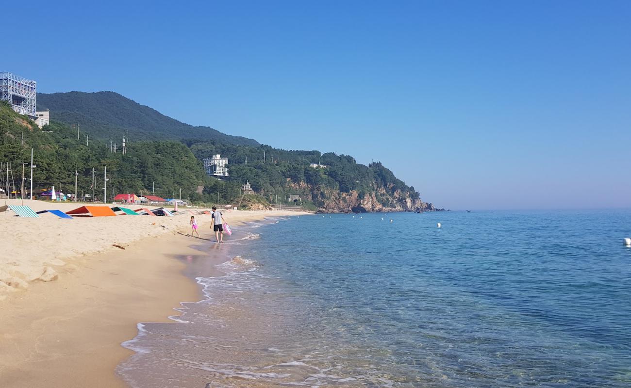 Deungmyeong Beach'in fotoğrafı parlak kum yüzey ile