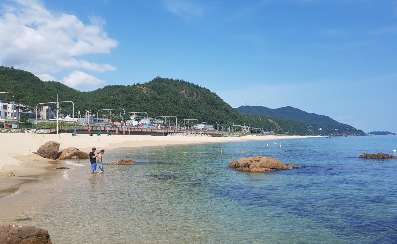 Jeongdongjin Beach'in fotoğrafı açık bej kum yüzey ile