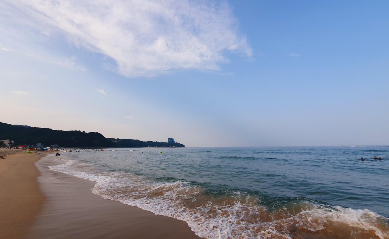 Banhun Beach'in fotoğrafı parlak kum yüzey ile