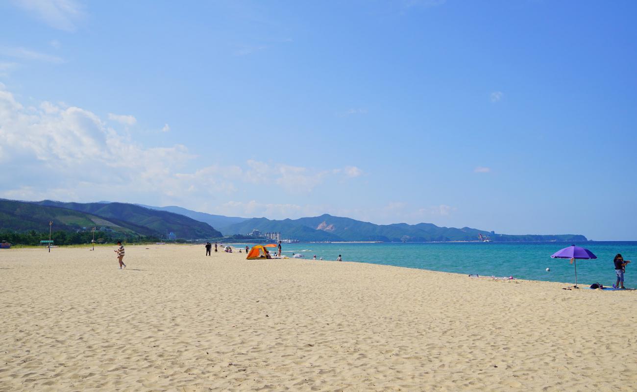 Mangsang Beach'in fotoğrafı açık bej kum yüzey ile
