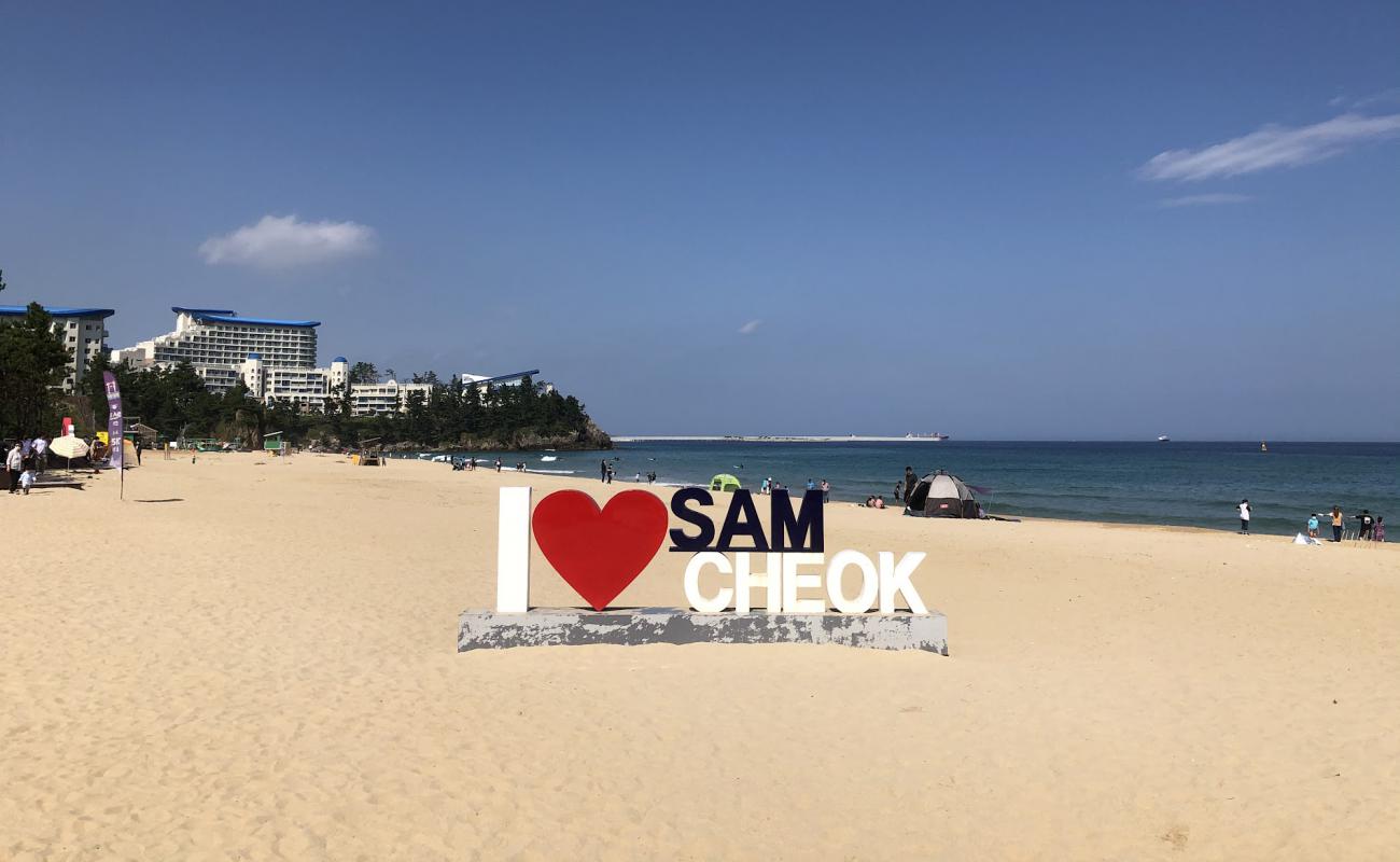 Samcheok Beach'in fotoğrafı parlak kum yüzey ile