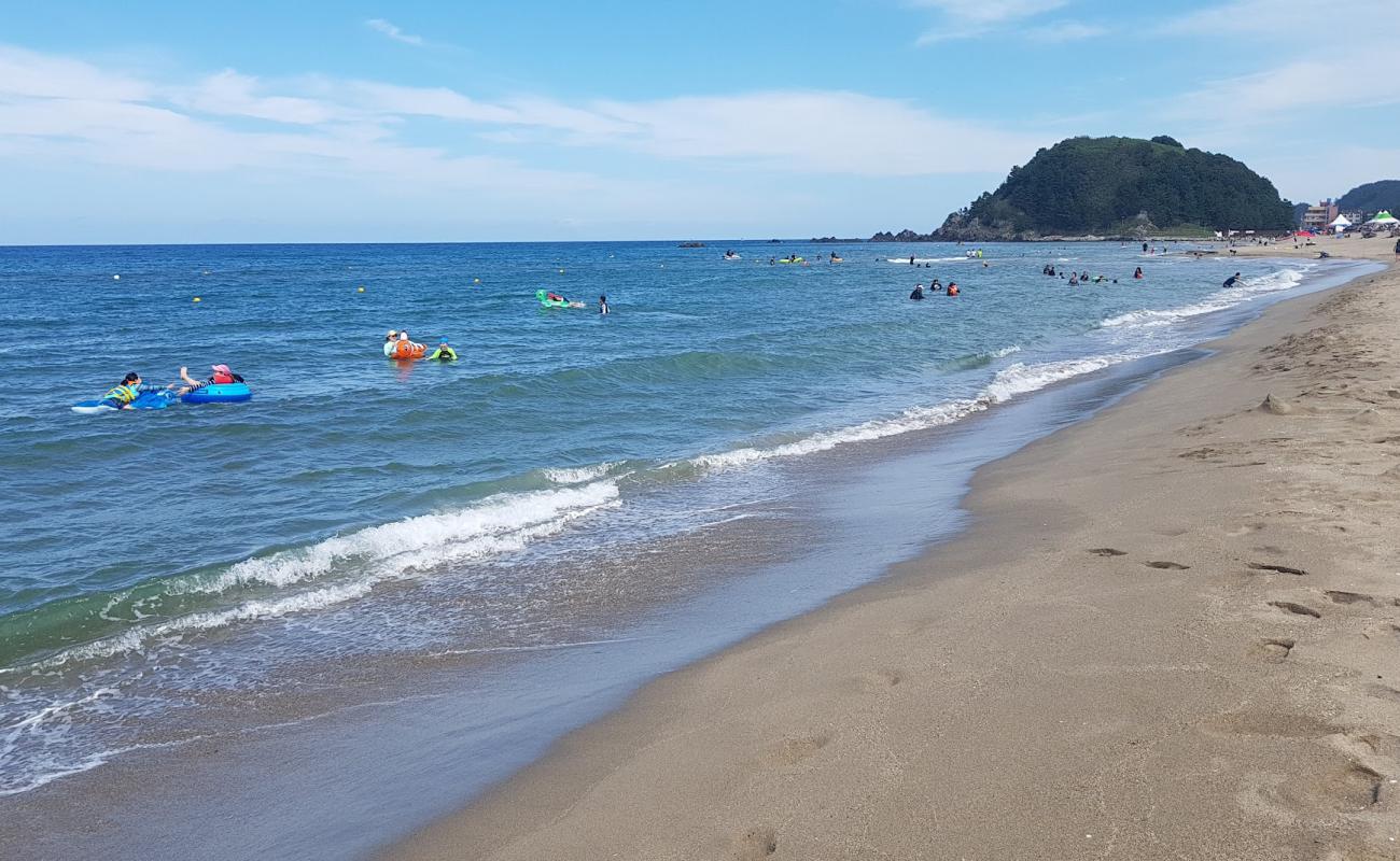 Maengbang Beach'in fotoğrafı parlak kum yüzey ile